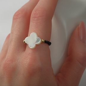 Кольцо цветок "Перламутр" на шпинели, цвет чёрный с золотом, 16 размер