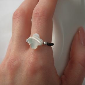 Кольцо цветок "Перламутр" на шпинели, цвет чёрный с серебром, 17 размер
