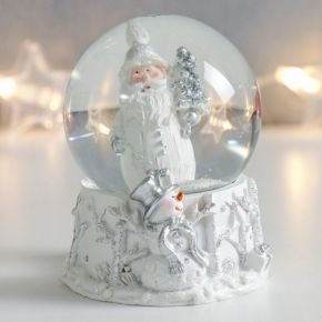 Стеклянный шар "Дед Мороз с ёлкой и снеговиком" белый с серебром 7х6,7х8,8 см
