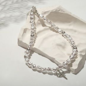 Кулон на декоративной основе "Крест" ажурный, цвет белый в серебре, L= 35 см