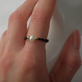 Кольцо бусина "Жемчуг" на шпинели, цвет чёрный с золотом, 17 размер