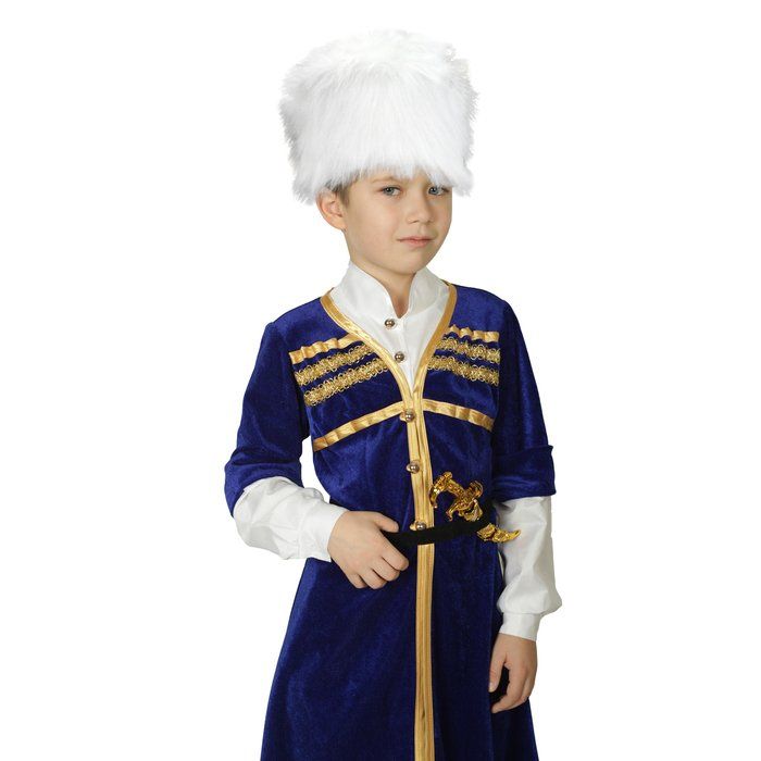 Белая черкесска. Черкес в папахе. Черкеска грузинский национальный костюм. Папаха Дагестанская. Грузинский костюм для мальчика.