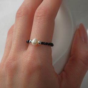 Кольцо бусина "Жемчуг" на шпинели, цвет чёрный с серебром, 16 размер