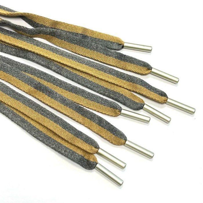 Шнур плоский с металлическим наконечником, ширина 1,3 см, цвет серый, коричневый