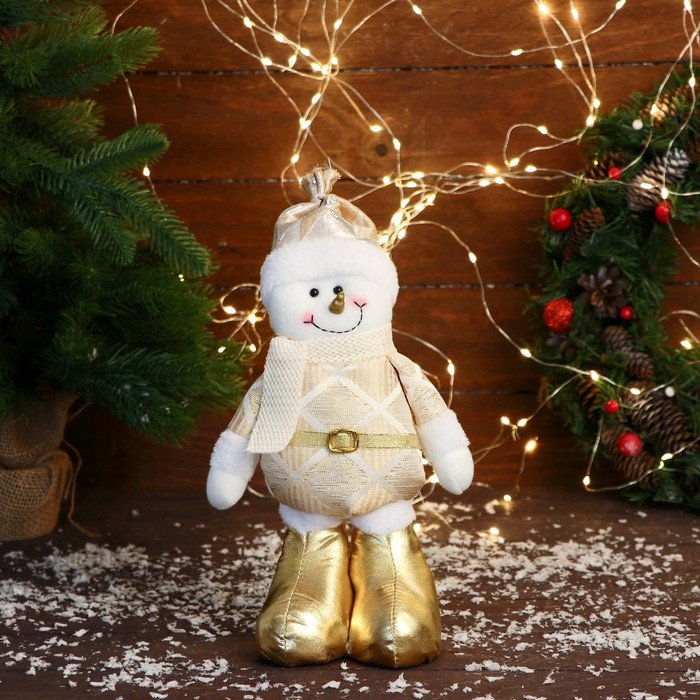 Мягкая игрушка "Снеговик в костюме с ромбиками" стоит, 15х28 см, золото