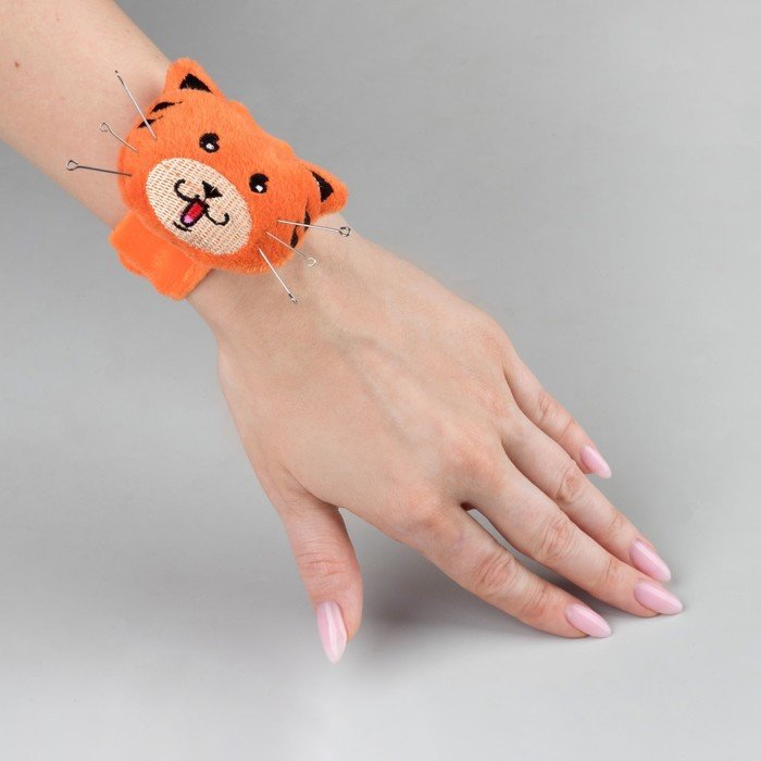 Игольница на браслете «Тигра», 23 × 6,5 см, цвет оранжевый