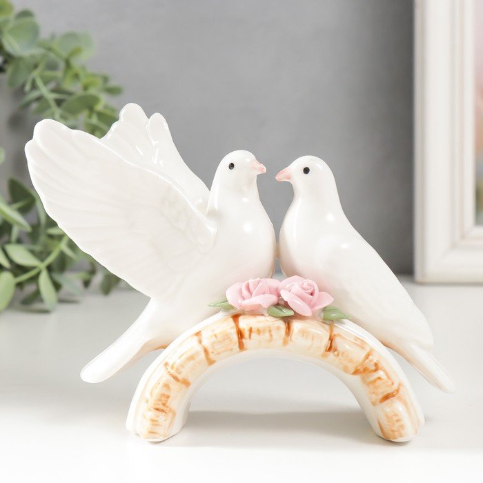 Сувенир керамика "Два белых голубя на мостике с розами" 9,5х12,5х6 см