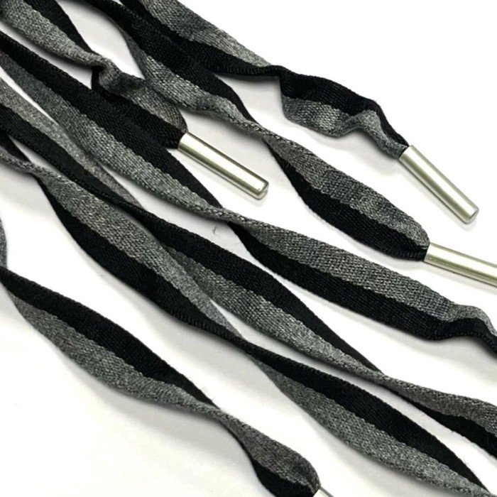 Шнур плоский с металлическим наконечником, ширина 1,3 см, цвет чёрный, серый