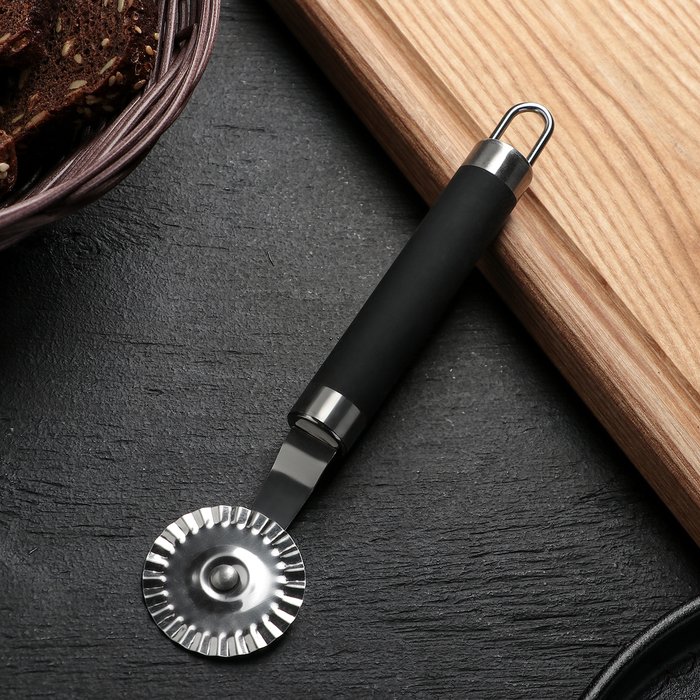 Нож для пиццы и теста Venus, 18 см, ручка soft-touch, цвет чёрный