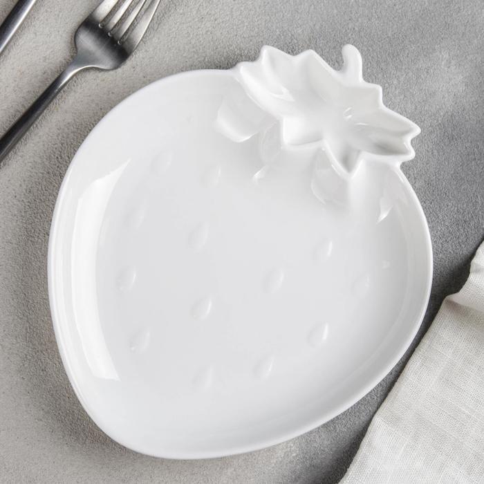 Блюдо фарфоровое с соусником Magistro «Бланш. Клубника», 20×17 см, цвет белый